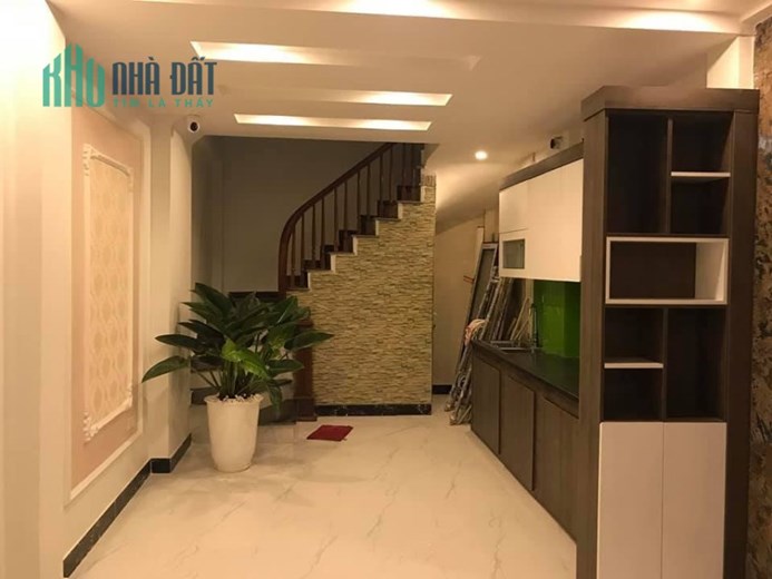 Đầu phố Láng; 37.9m2; nhà 5 tầng! Chỉ 4.15 tỷ - Lô góc mới tinh