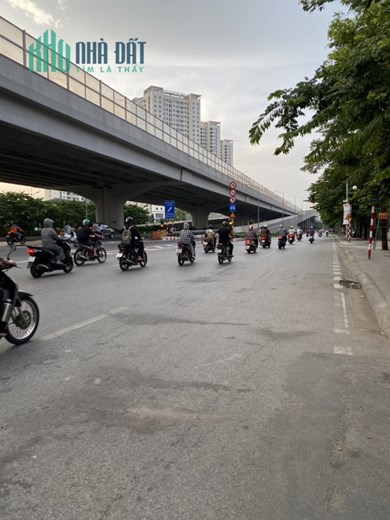 NHỈNH 6 TỶ BÁN NHÀ PHỐ PHẠM VĂN ĐỒNG - Ô TÔ VÀO NHÀ - GẦN PHỐ - 60M - 6PN