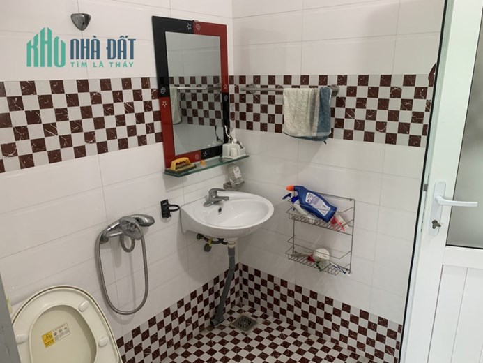 Bán nhà phố Dư Hàng, diện tích 56m 3 tầng độc lập GIÁ 2.6 tỉ