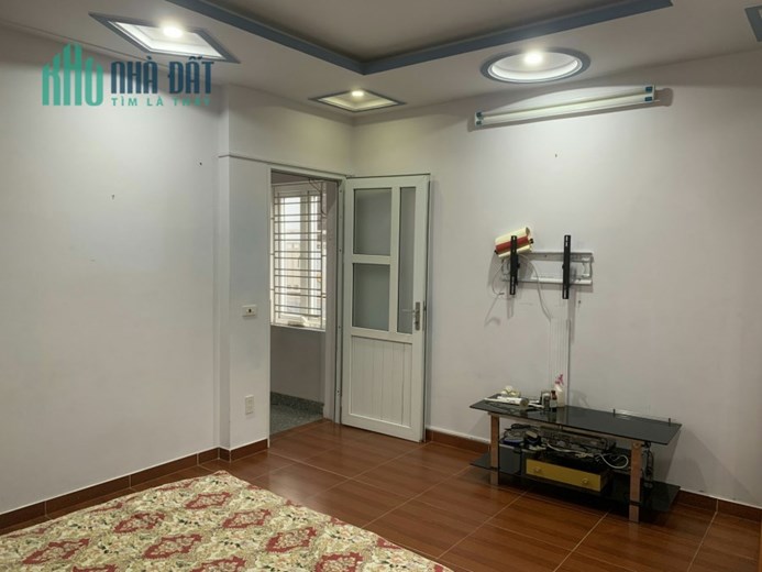 Bán nhà phố Dư Hàng, diện tích 56m 3 tầng độc lập GIÁ 2.6 tỉ