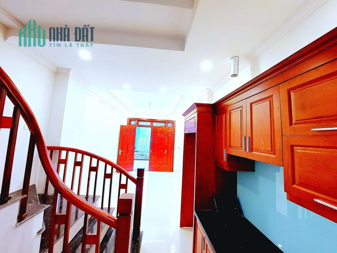 CHÍNH CHỦ cần bán gấp nhà phố cầu giấy 42m 5 tầng MT 7m giá chào 4 tỷ