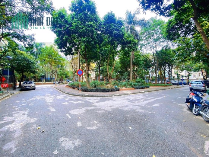 BÁN BIỆT THỰ VIP -  QUAN CHỨC CẤP CAO - HÀNG XÓM NHÀ ĐẠI TƯỚNG TÔ LÂM - - VỈA HÈ - Ô TÔ TRÁNH ĐỖ