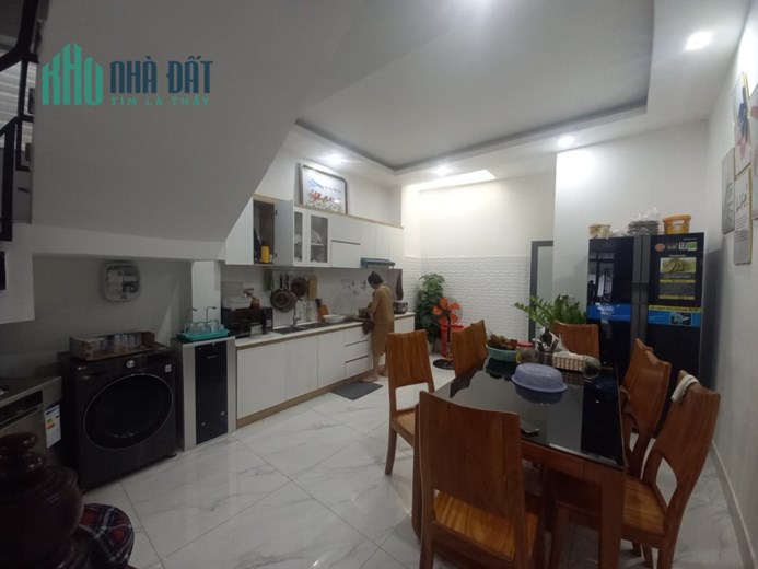 7.35 tỷ- Bán nhà mặt tiền trung tâm Quận 2- 77m2- 3 tầng mới cứng-Nội thất hiện đại.
