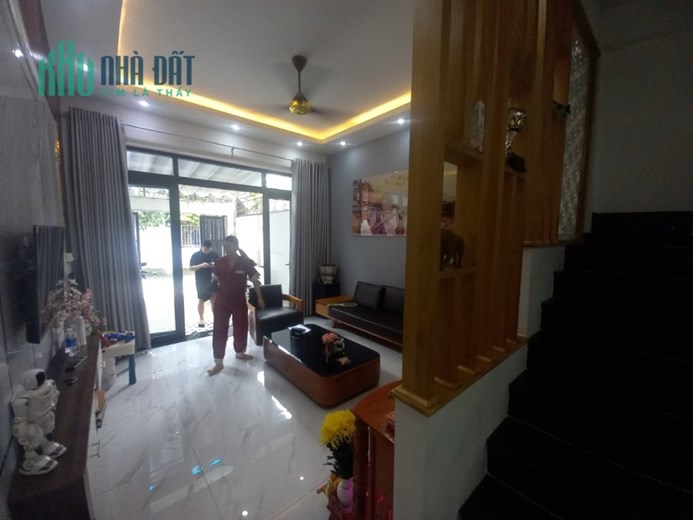 7.35 tỷ- Bán nhà mặt tiền trung tâm Quận 2- 77m2- 3 tầng mới cứng-Nội thất hiện đại.