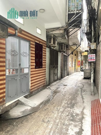 Bán nhà 2 mặt ngõ phố Khâm Thiên. Ngõ thông rộng ô tô đi vào được. Mặt trước ngõ 1 diện tích 40m²,
