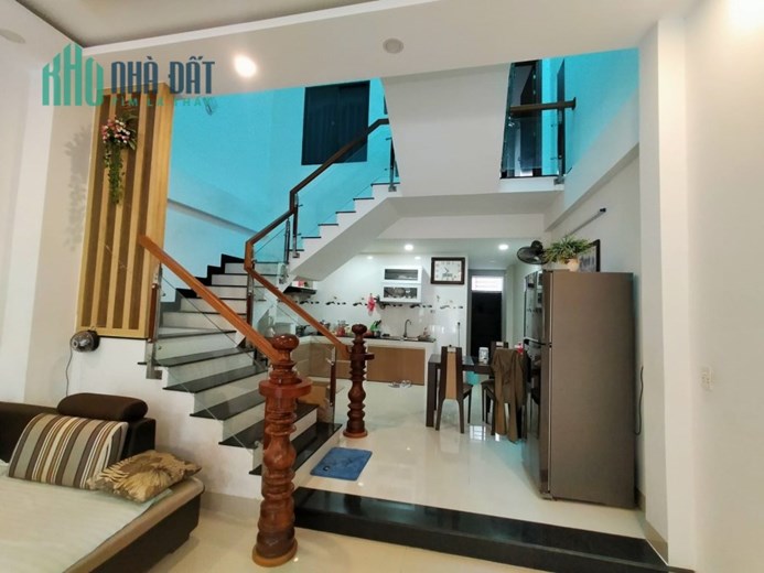 Nhà mới 3 tầng đường 7.5 Hoà Xuân hơn 3 tỷ xíu