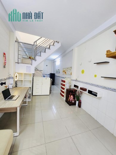 CHO THUÊ nhà nguyên căn HXH đường Nguyễn Văn Cừ Quận 1 – Giá thuê chỉ 14 triệu/tháng hẻm thông tứ