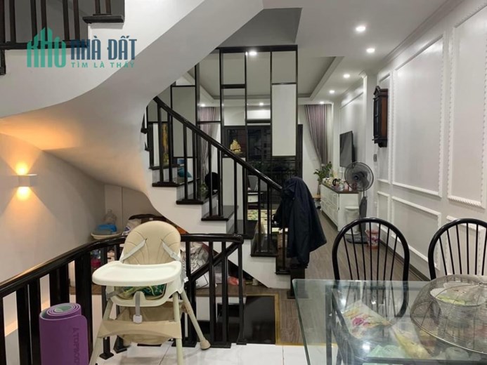 Bán nhà Ngọc Lâm, ô tô vào nhà,48m2,5 tầng,giá 6.4 tỷ