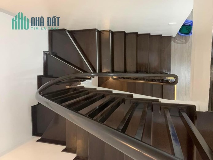 Bán nhà Ngọc Lâm, ô tô vào nhà,48m2,5 tầng,giá 6.4 tỷ