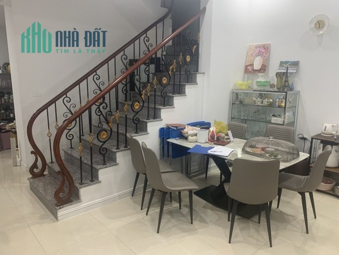 Chỉ 3,9 tỷ sở hữu nhà Hào Nam 43m2 4 tầng, 2 thoáng, gần oto, ngõ nông