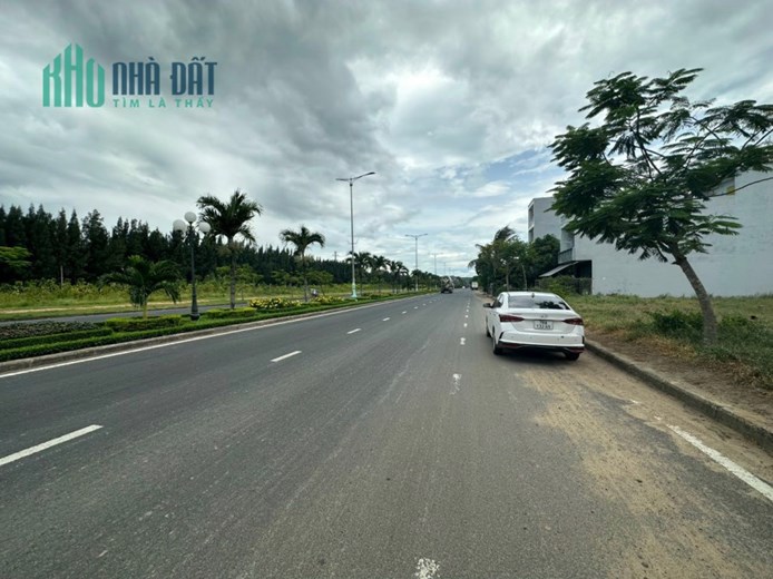 Bán Gấp lô Mặt Tiền Đại lộ Hùng Vương TP Tuy Hòa 42m, Sổ Riêng, Ra Biển 900m Giá Chỉ 3Tỷ9