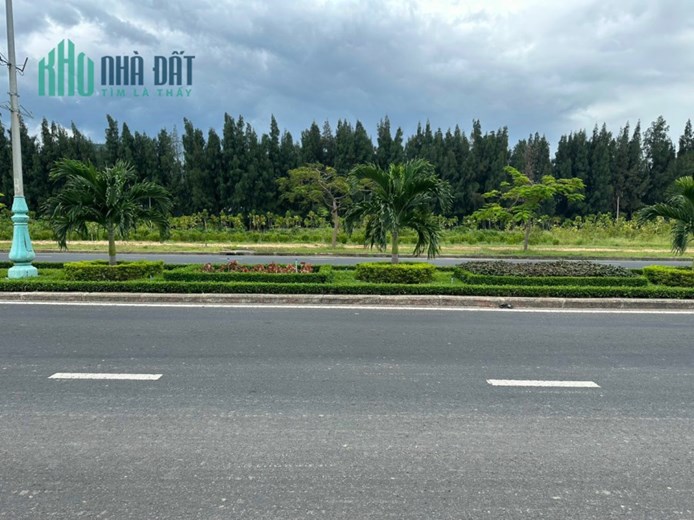 Bán Gấp lô Mặt Tiền Đại lộ Hùng Vương TP Tuy Hòa 42m, Sổ Riêng, Ra Biển 900m Giá Chỉ 3Tỷ9
