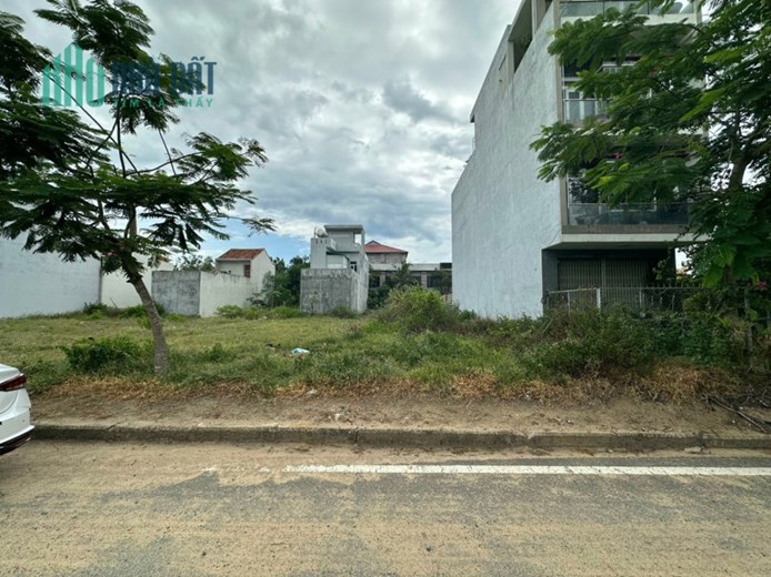 Bán Gấp lô Mặt Tiền Đại lộ Hùng Vương TP Tuy Hòa 42m, Sổ Riêng, Ra Biển 900m Giá Chỉ 3Tỷ9