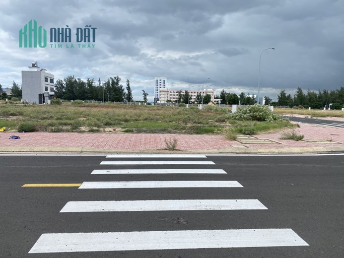 Đất ngay TP Tuy Hòa, Đường nhựa 16m, cây xanh vỉa hè điện đường đầy đủ, Chỉ 2,x Tỷ