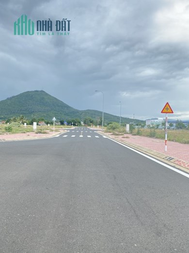 Đất ngay TP Tuy Hòa, Đường nhựa 16m, cây xanh vỉa hè điện đường đầy đủ, Chỉ 2,x Tỷ