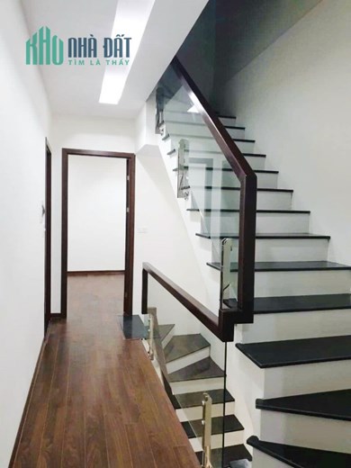 Sốc! Bán gấp nhà Phố Chùa Láng, Đống Đa 2 thoáng, ô tô tránh, gần hồ 61m2 4 tầng MT 4,2m 10.5 tỷ
