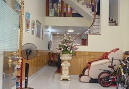 Bán nhà mặt ngõ thông Hồ Sen, diện tích 60m 4 tầng độc lập sân cổng GIÁ 3.75 tỉ