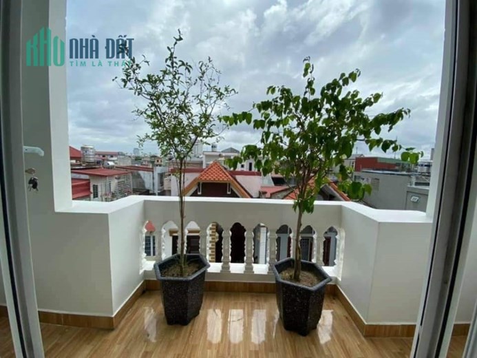Bán nhà mặt ngõ thông Hồ Sen, diện tích 60m 4 tầng độc lập sân cổng GIÁ 3.75 tỉ