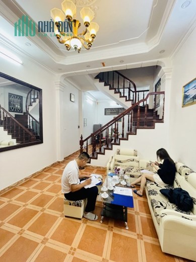Chính chủ cần bán nhanh nhà Chùa Láng, Đống Đa, gần Hồ và nhiều trường ĐH, 5 tầng, MT 4,2m