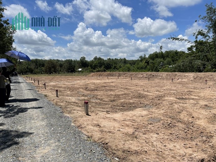 Đất cạnh chợ, trường học, khu dân cư chỉ 300 triệu/nền