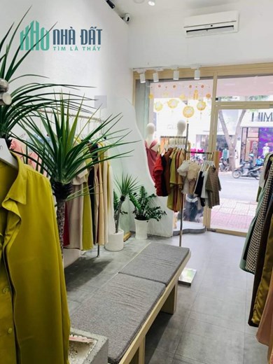 Sang shop quần áo mặt tiền Lê Văn Sỹ - HCM khu thời trang đông đúc vừa mới decor lại, (không sang