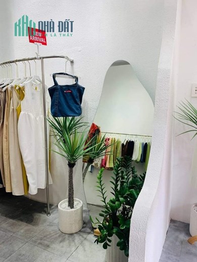 Sang shop quần áo mặt tiền Lê Văn Sỹ - HCM khu thời trang đông đúc vừa mới decor lại, (không sang