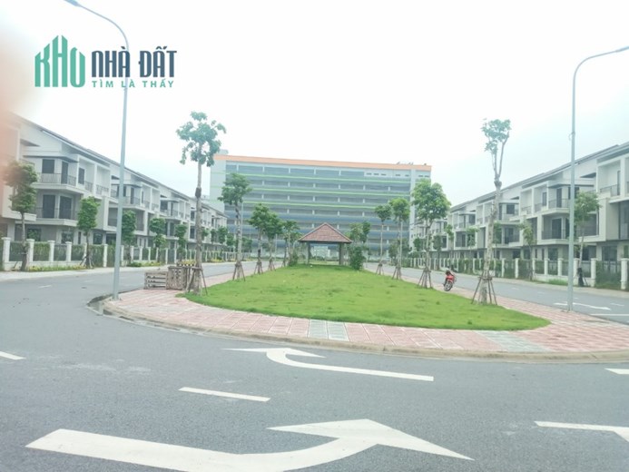 Biệt thự đối diện trường liên cấp quốc tế. 300 m2, giá chỉ  26,5 tỉ.