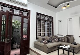 Bán nhà Nguyễn Ngọc Vũ 40mx4 tầng-Dân xây- gần ô tô-cách phố 50m giá đầu tư