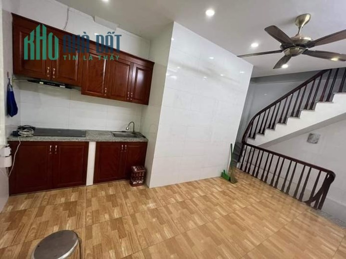 Chính chủ cho thuê nhà mặt phố Đại La  30m, 5 tầng, mt 4.2m. 17 triệu/1 tháng
