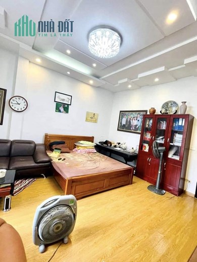 Bán nhà ngõ 140 Nguyễn Xiển 60m x 4 tầng, mt: 4.6m

Giá chào: 11 tỷ thương lượng