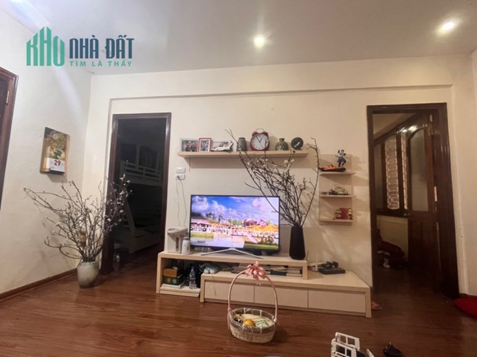 Bán gấp nhà Tầng Thấp tập thể Đường Sắt Mặt Phố Ngọc Khánh, Dt 80m2, Ba Đình