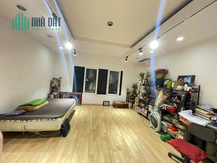 75m 5 Tầng Mặt Tiền 4.2m Phố Nguyễn Ngọc Vũ Phân Lô Kinh Doanh Sầm Uất Ngày Đêm.Vỉa Hè Đá Bóng. Vị