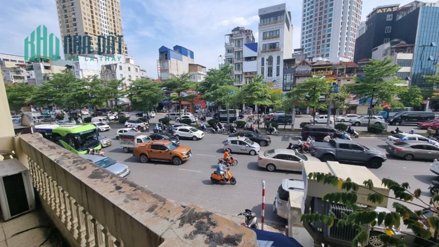 Bán nhà mặt phố Trường Chinh, sát Ngã Tư Sở, căn góc 2 thoáng, kinh doanh, 60m2, Mt 11m, 20 tỷ