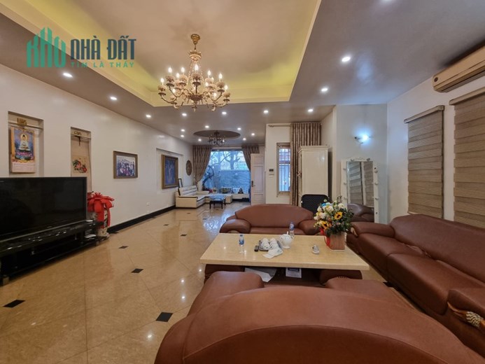 BIỆT THỰ SIÊU VIP CẦU GIẤY, 200M, 4T, MT 8M, VỈA HÈ, OTO TRÁNH, Ở HAY KINH DOANH ĐỈNH, NHỈNH 40 TỶ.
