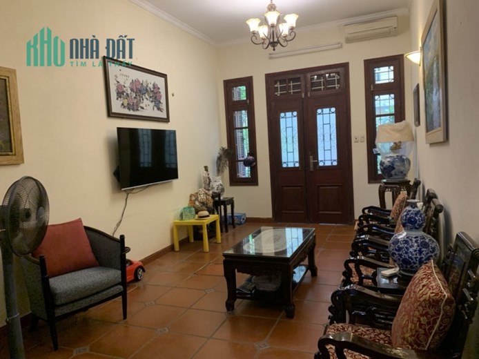 Bán nhà phân lô Đầm Trấu, HBT 56m x 4PN, lô góc, ô tô, KD, giá 14 tỷ. LH: 036605136