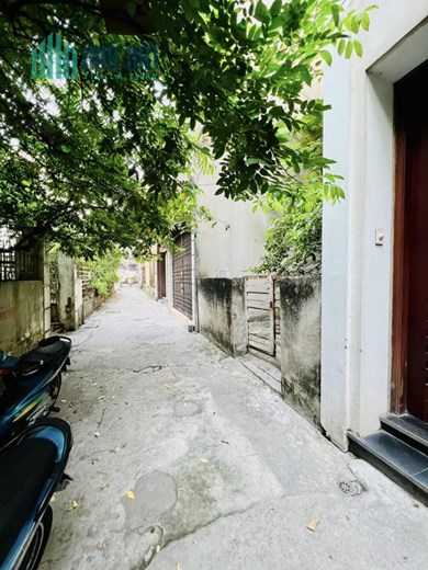 ĐẤT HIẾM - NỞ HẬU - NGÕ 4M - 40M RA PHỐ MỚI HẠ YÊN QUYẾT - SAU NHÀ LÀ LƯNG TRƯỜNG MẦM NON YÊN HOÀ