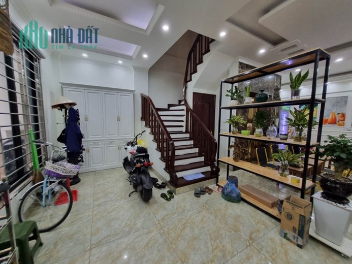 141m Mặt Tiền 7m Trung Tâm Quận Cầu Giấy Khu Dân Trí Cao. Giao Thông Thuận Lợi Thông Tứ Tung. Ô Tô