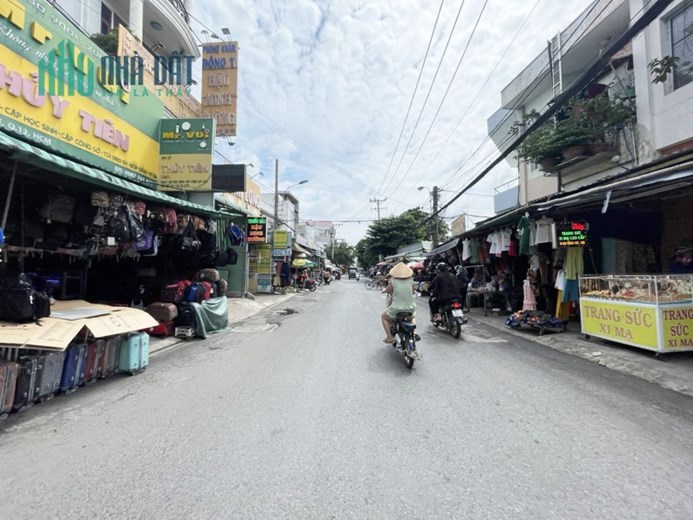 MẶT TIỀN KINH DOANH NGAY CHỢ HIỆP THÀNH QUẬN 12, GẦN 130M2, NGANG 5M, NỞ HẬU, SẴN DÒNG