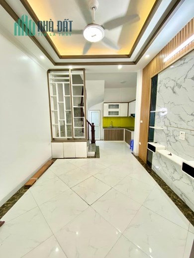 NHÀ ĐẸP SIÊU HIẾM , BA BỨƠC RA MẶT PHỐ XUÂN LA , NGÕ THÔNG RA VÕ CHÍ CÔNG . DIỆN TÍCH HƠN 30 M .