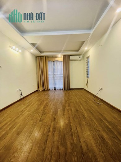 60m 5 Tầng Mặt Tiền 4.5m Nhỉnh 11 Tỷ.Phố Trần Quốc Hoàn Thuộc Khu Phân Lô Dân Trí Cao. Cạnh Nhiều