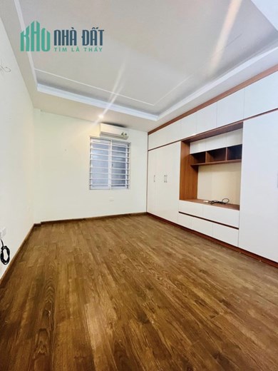 60m 5 Tầng Mặt Tiền 4.5m Nhỉnh 11 Tỷ.Phố Trần Quốc Hoàn Thuộc Khu Phân Lô Dân Trí Cao. Cạnh Nhiều