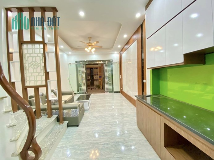 Bán nhà Hoàng Mai, oto đỗ cửa, 31m, 5T, ngõ thông, gần phố, giá hơn 3 tỷ