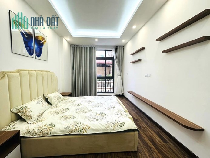 Bán nhà phố Lê Trọng Tấn, ô tô đỗ cổng, nhà đẹp, 40m, 4 ngủ, nhỉnh 4 tỷ