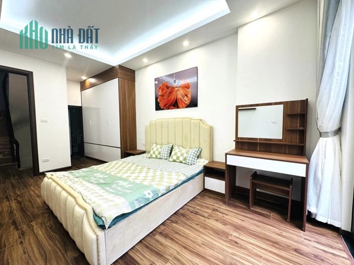 Bán nhà phố Lê Trọng Tấn, ô tô đỗ cổng, nhà đẹp, 40m, 4 ngủ, nhỉnh 4 tỷ