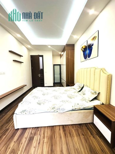 Bán nhà phố Lê Trọng Tấn, ô tô đỗ cổng, nhà đẹp, 40m, 4 ngủ, nhỉnh 4 tỷ