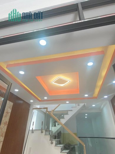 Bán nhà 4 tỷ Nơ Trang Long DTSD 100m2 gần HXH có ban công.