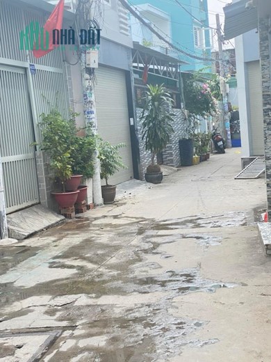 Bán nhà 4 tỷ Nơ Trang Long DTSD 100m2 gần HXH có ban công.