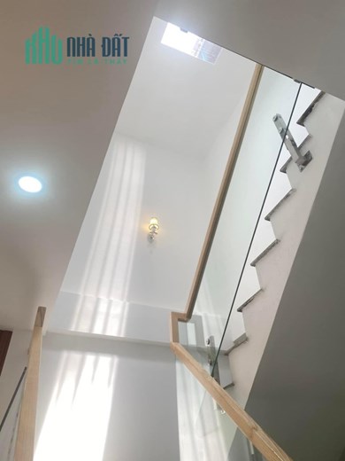 Bán nhà 4 tỷ Nơ Trang Long DTSD 100m2 gần HXH có ban công.