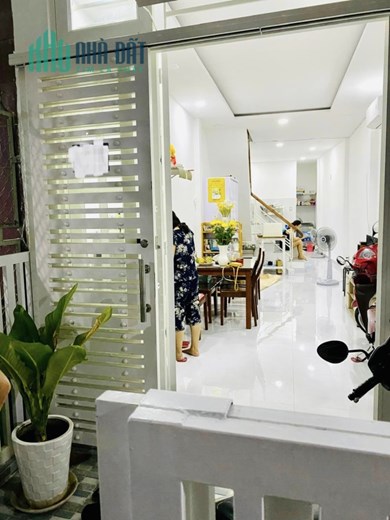 Cần bán gấp nhà 48 m2, 2 tầng, ngay trung tâm Q 4, chỉ với 3 Tỷ 990 (Đã giảm 360 Triệu)