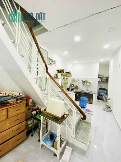 Cần bán gấp nhà 48 m2, 2 tầng, ngay trung tâm Q 4, chỉ với 3 Tỷ 990 (Đã giảm 360 Triệu)